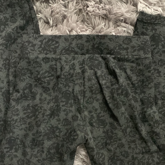 Ann Taylor Outlet Black Floral Print Leggings Sz Small 🌺💐🌷 - Picture 4 of 4